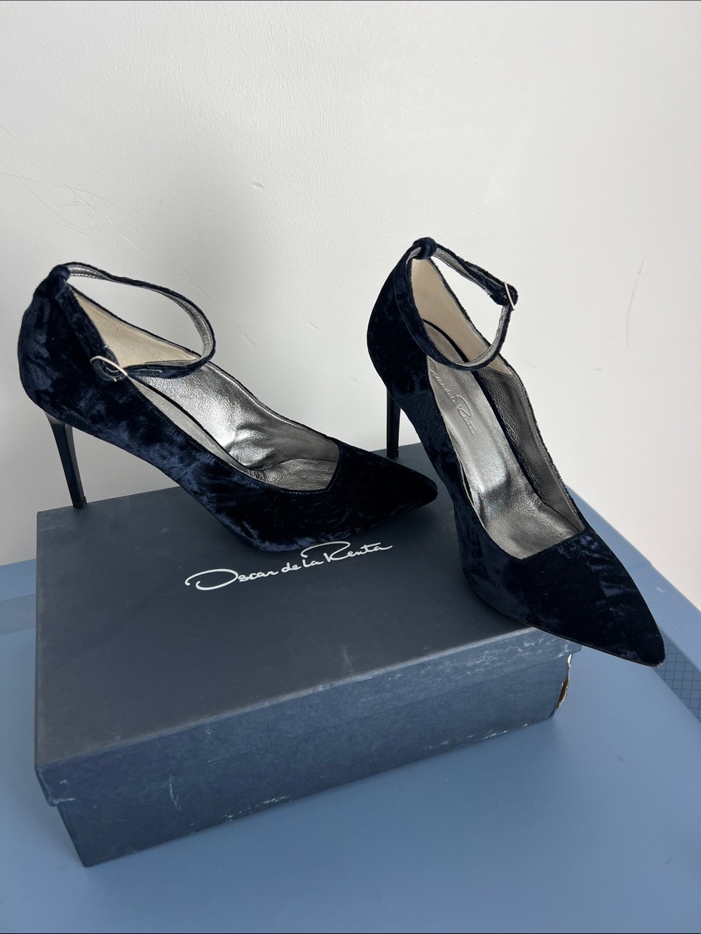 Oscar de la Renta roos ankle strap pointed toe heels pumps navy blue velvet 38